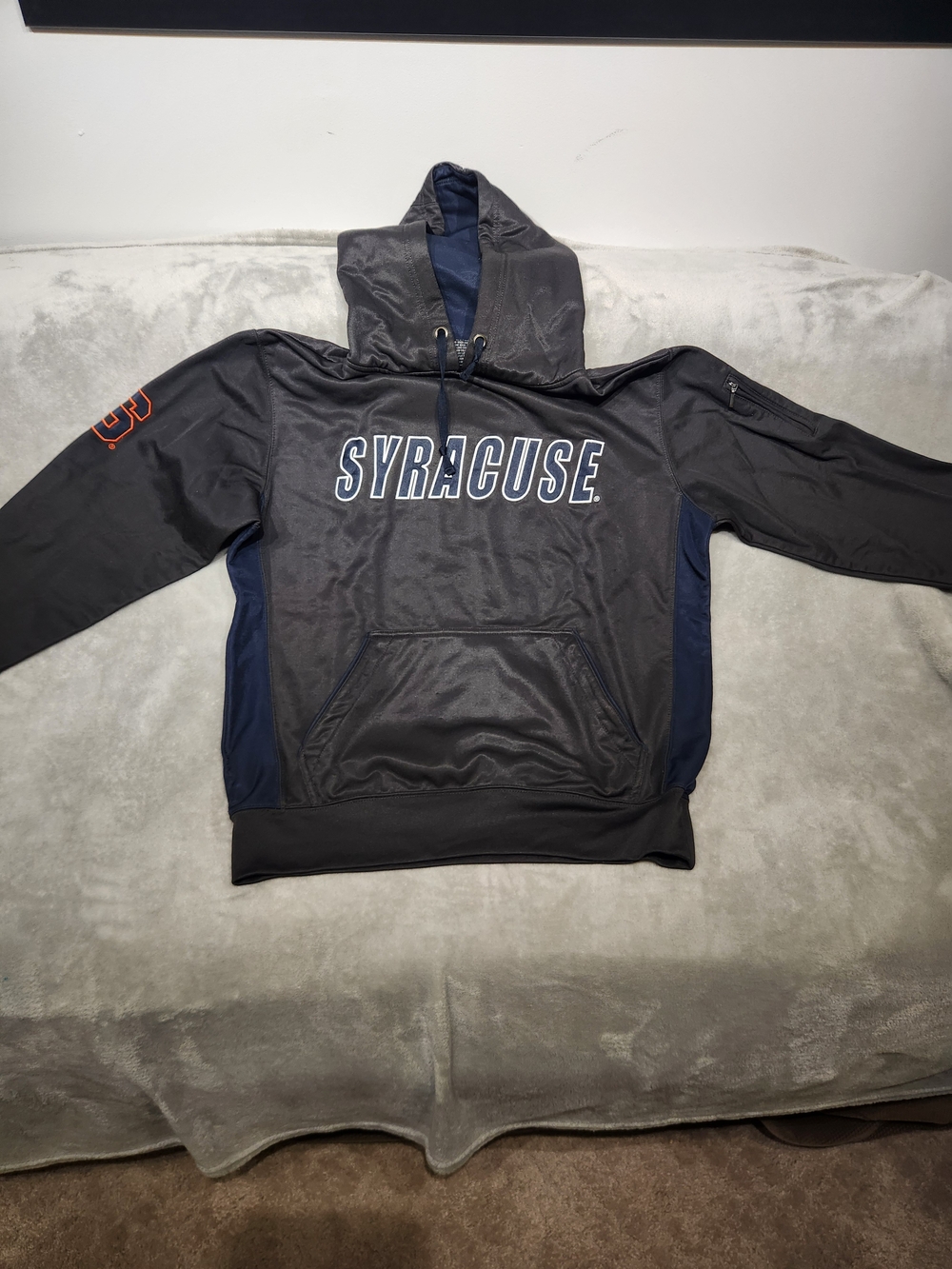Colosseum Syracuse Hooded Sweatshirt in Charcoal with Navy Accents